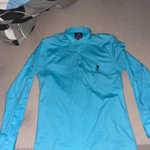 Polo stjorta M - Jag säljer min Polo stjorta på grund av att den inte passar mig längre. Pris kan diskutera via intresse. 