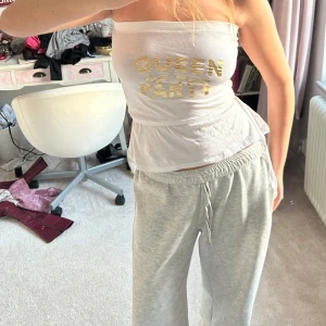 Tubtopp med snörning och guldig text - Tubtopp med guldig text ”queen of the party” och snörning i midjan