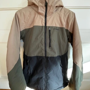 Flerfärgad vindjacka från Everest - Säljer en flerfärgad skidjacka från Everest i storlek 170. Bara använd en säsong så i mycket bra skick