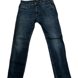 Replay anbass slim  - Snygga blå jeans från Replay i modellen Anbass. De har en klassisk femficksdesign och en bekväm passform. Perfekta för en stilren look i ett väldigt bra skick med 32 på längden
