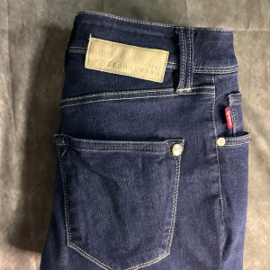 Tramarossa jeans slim fit - Mycket fint skick | Size 30 | modell leonardo| modell 180 63 kg | fraktar spårbart inom 24 timmar med PostNord eller instabox |