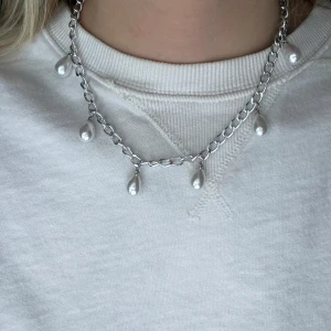 Silver halsband med pärlor  - Her gjort det själv, vet ej om de rostar 