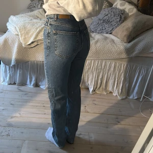 Blå jeans från Perfect Jeans - Snygga blå jeans från Gina Tricot med klassisk femficksdesign och knappgylf. De har en straight passform och är perfekta för en avslappnad stil. Knappt använda. 