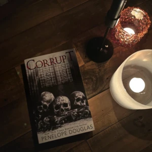 Corrupt - Boken 'Corrupt' av Penelope Douglas är en spännande roman med ett mörkt och mystiskt omslag prytt med dödskallar. Perfekt för dig som gillar intensiva och fängslande berättelser. En New York Times bästsäljare som lovar att hålla dig på helspänn.