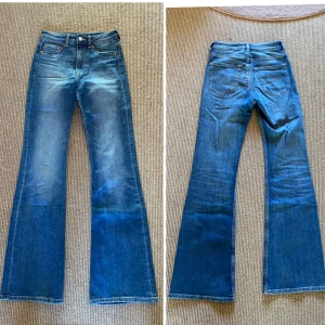 Utsvängda jeans - Snygga ljusblåa bootcut jeans från H&M Divided. De har en klassisk femficksdesign och är högmidjade för en bekväm passform. Perfekta för en avslappnad stil med en touch av retro.❤️Fram fickorna fungerar inte men bak fickorna fungerar! Passar perfekt till exakt allting i vardagen😻Midja 30cm, grenhöjd 25cm, innerbenslängd 79cm!! De är stretchiga💕