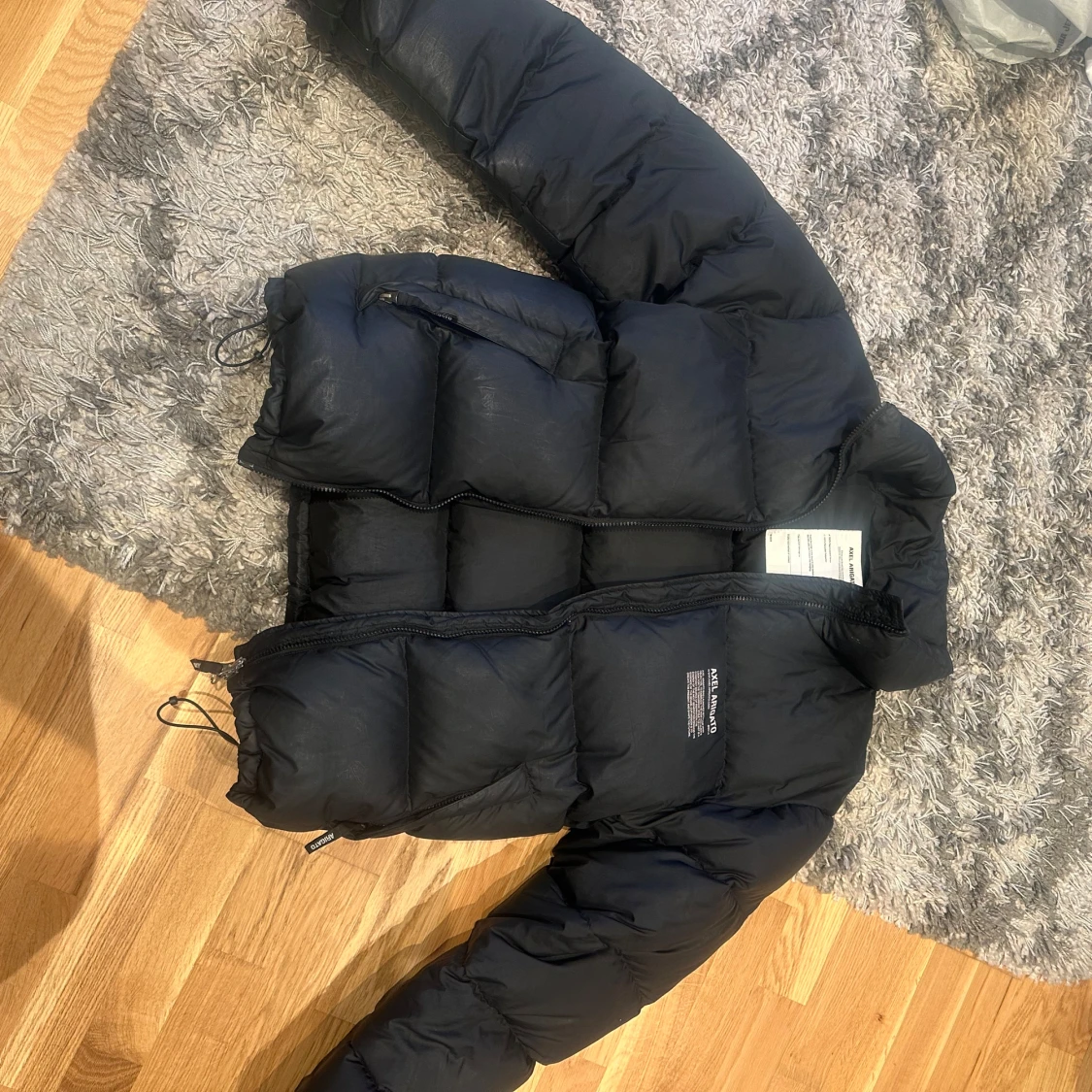 Svart dunjacka från Axel Arigato