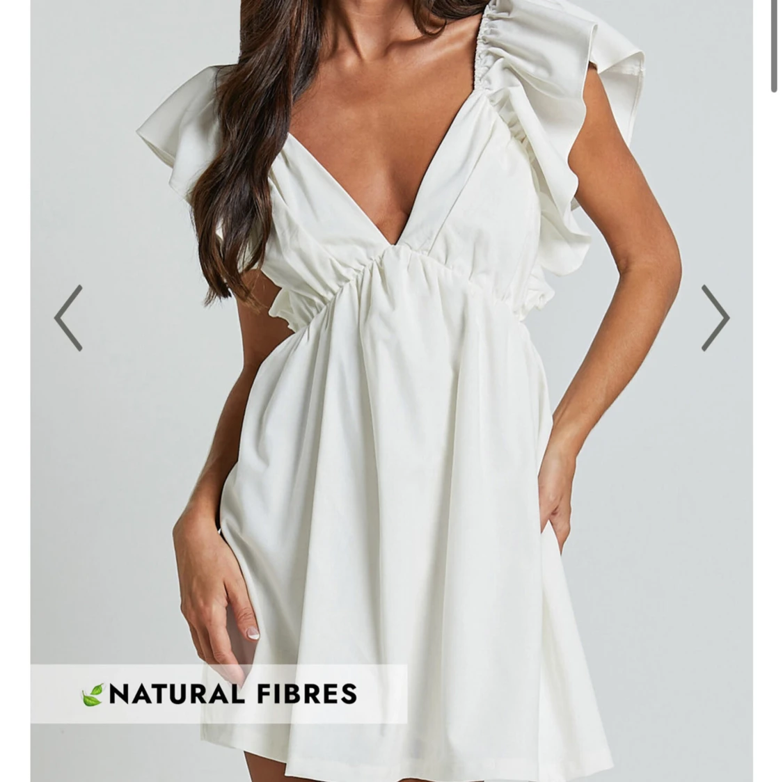 Vit klänning med volangdetaljer