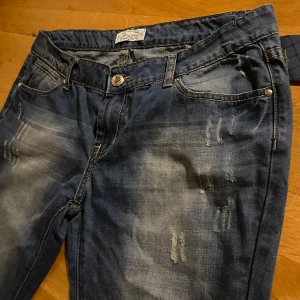Lowrise/bootcut jeans med slitningar från Miss Vivi 💙 - Skriv om du har prisförslag!! 💗Jag svarar snabbt!‼️Snygga blå jeans med slitningar och väldigt lowrise. Original pris: 799kr De har en klassisk femficksdesign och en knappgylf. Aldrig använt! 🫶🏼Byxorna är M-L (lite större än M men närmast L) 