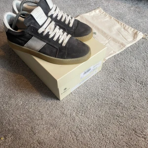 Svarta sneakers från Borrelli - Snygga svarta sneakers från luigi Borrelli med vita detaljer och snörning. Extra snören medföljer och dustbag fins nypris på skorna är ca 7000kr inga defekter förutom lite smuts på snörningen som man enkelt kan tvätta bort storlek 42