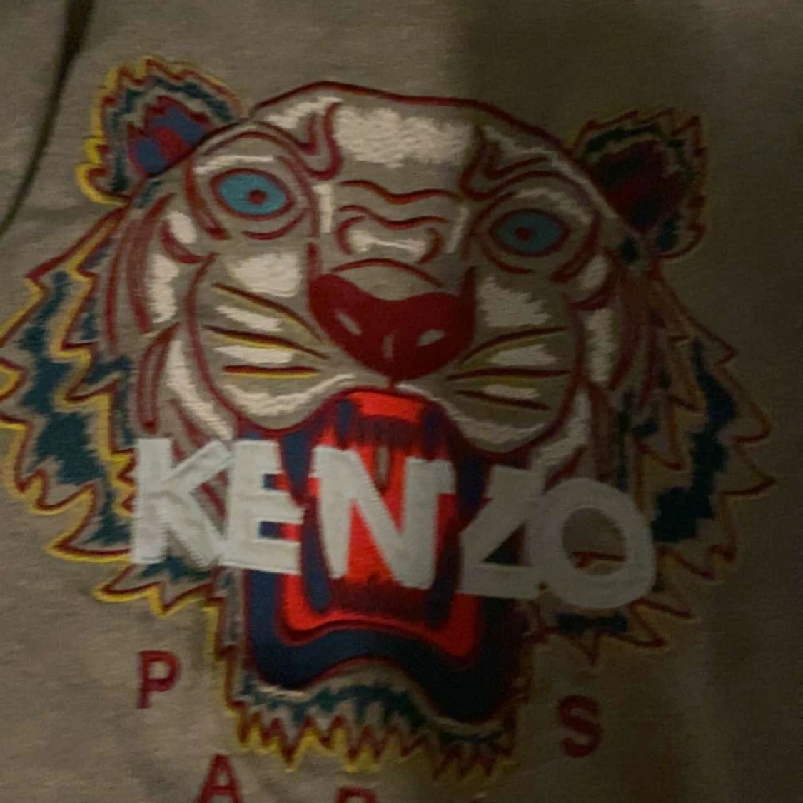 Grå sweatshirt från Kenzo med tigerbroderi - 1