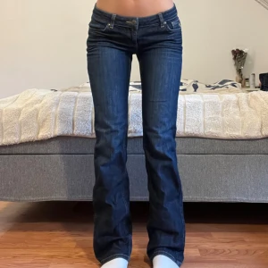 Jeans - Midjemått: 37cm, innerbenslängd: 83cm