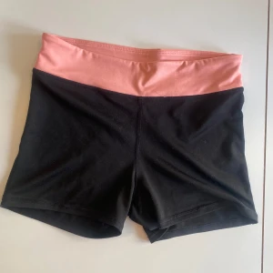 Träningsshorts svarta - Svart och rosa XS träningsshorts, från H&M sports. Säljer på grund av att de inte passar.        Skriv kring frågor och förhandlingar 😊