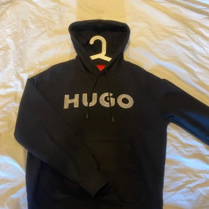 Hugo boss Hoodie - Svart Hugo boss hoodie I bra skick! Köpt på Hennings. Det är storlek XS men den är väldigt stor i storleken och den passar mig perfekt som har storlek MEDIUM👍