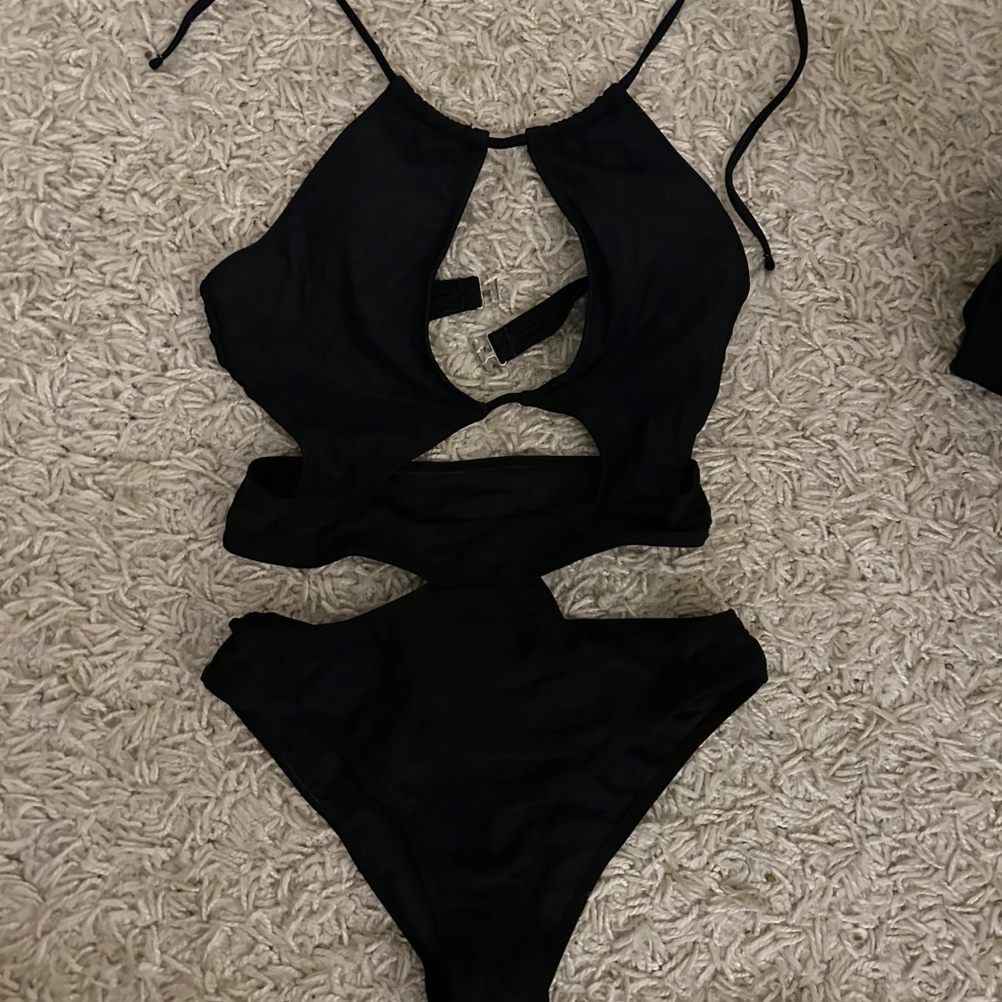 Svart baddräkt med utskärningar - 2