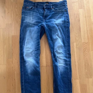 Blå jeans från Boss - Snygga blå jeans från Boss, perfekta för en avslappnad stil.