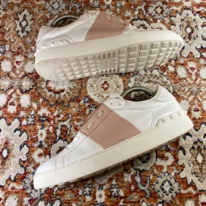 Valentino Open skor - Hej! Säljer nu mina skor från märket Valentino , storlek 40, bra skick. Givetvis äkta, Tveka inte på att höra av dig om du har frågor eller funderingar kring skorna!