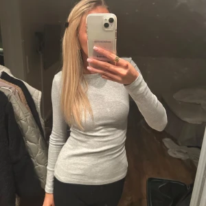 grå ribbad långärmad topp - jättefin basic tröja från gina i storlek XS som nästan aldrig är använd💕