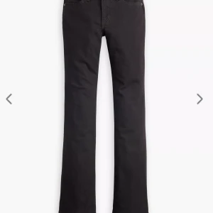 Super low bootcut jeans levis  - Super low bootcut jeans från levis i helt ok skick . Skriv för egna bilder på jeansen , säljer pga lite korta för mig . Enda defekten är att de är lite slitna av tvätt maskinen. Köpta för 950 kr !