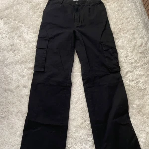 Svarta cargopants från Madlady i stl S - Snygga svarta cargobyxor i stl S från Madlady, aldrig använda bara testade och lapp borttagen, säljes då de inte riktigt är min stil längre, köparen betalar frakt☺️