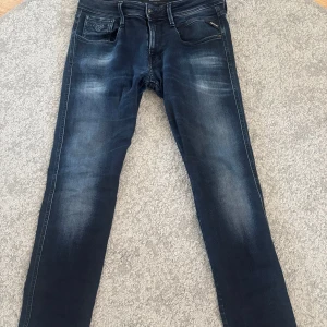 Mörkblå jeans från Replay - Snygga mörkblå Replay jeans i modellen Anbass. Storlek 30/32. Mer eller mindre nyskick, använda enstaka tillfällen. Hör av dig om du har frågor!