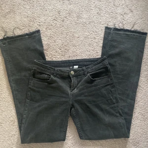 Svarta bootcut jeans - Snygga lågmidjade svarta/grå bootcut jeans med fransad kant❣️