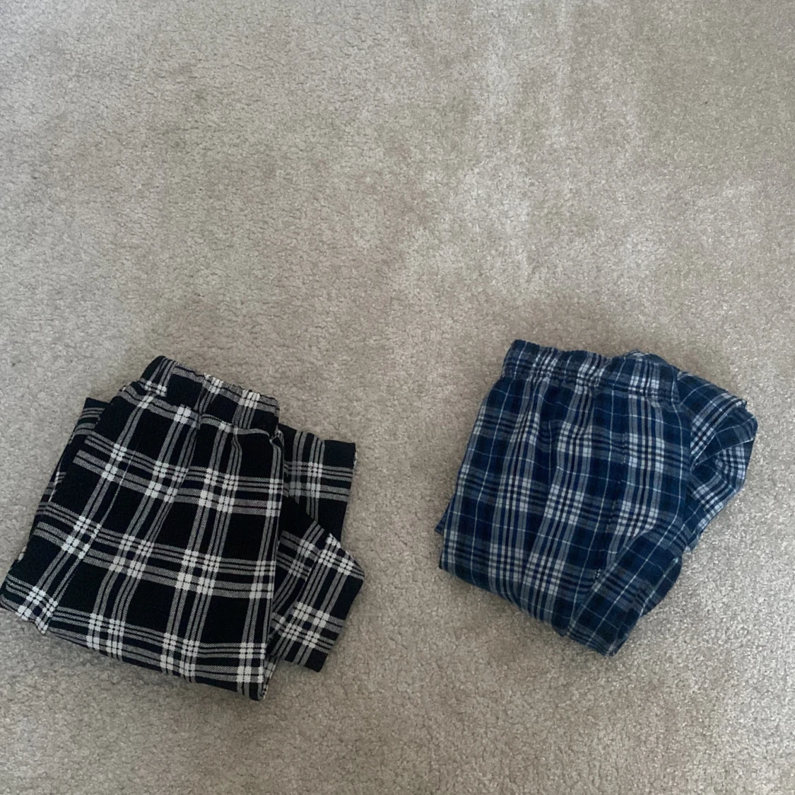 Två par rutiga byxor/pyjamosbyxor