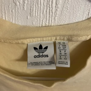 Ljusgul t-shirt från Adidas - Stor garderobrensning♻️ Se gärna mina andra annonser🌸 Pris går att diskutera vid flerköp👗