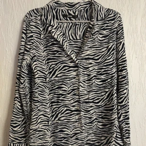 Zebramönstrad skjorta - Stor garderobrensning♻️Se gärna mina andra annonser. Pris går att diskutera vid flerköp🌸