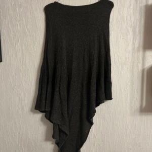 Stålgrå poncho - Stor garderobrensning♻️Se gärna mina andra annonser. Pris går att diskutera vid flerköp🌸