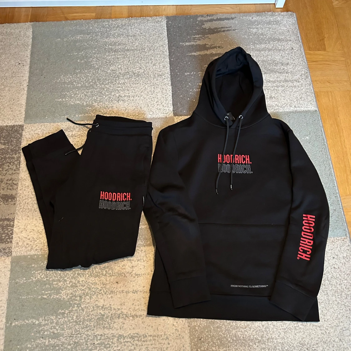 Hoodrich hoodie och mjukisar