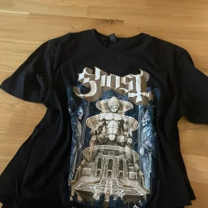 Ghost tröja 😎 - Ojämt avklippta längst ner men går lätt att klippa till jämt/fixa med symaskin annars inga andra defekter 