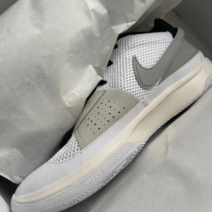 Ja 1s - Säljer mina ja1s då jag inte längre spelar basket, skorna är i mycket bra skick då hag knappt hann använda dem, skorna är i storlek 45.