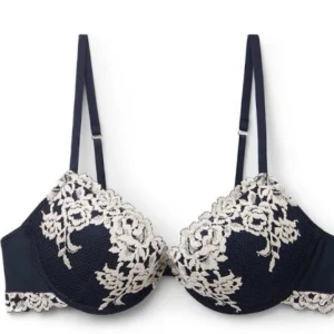 Svart bh med spetsdetaljer - Elegant marinblå bh med vackra vita spetsdetaljer i blommönster. Den har justerbara axelband och en fin spetskant nedtill. Perfekt för att känna sig extra fin under kläderna. Jag säljer denna pågrund av att den är för stor i banden för mig och kommer derför inte till användning💕inte helt säker på storleken men tror det är 75A