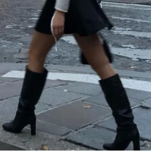 Svarta stövlar med klack - Snygga svarta stövlar i skinn med hög klack och spetsig tå. Perfekta för en stilren look. De har en elegant design som passar bra till olika outfits💖🩷 stl 40 men passar på mig som har 38/39