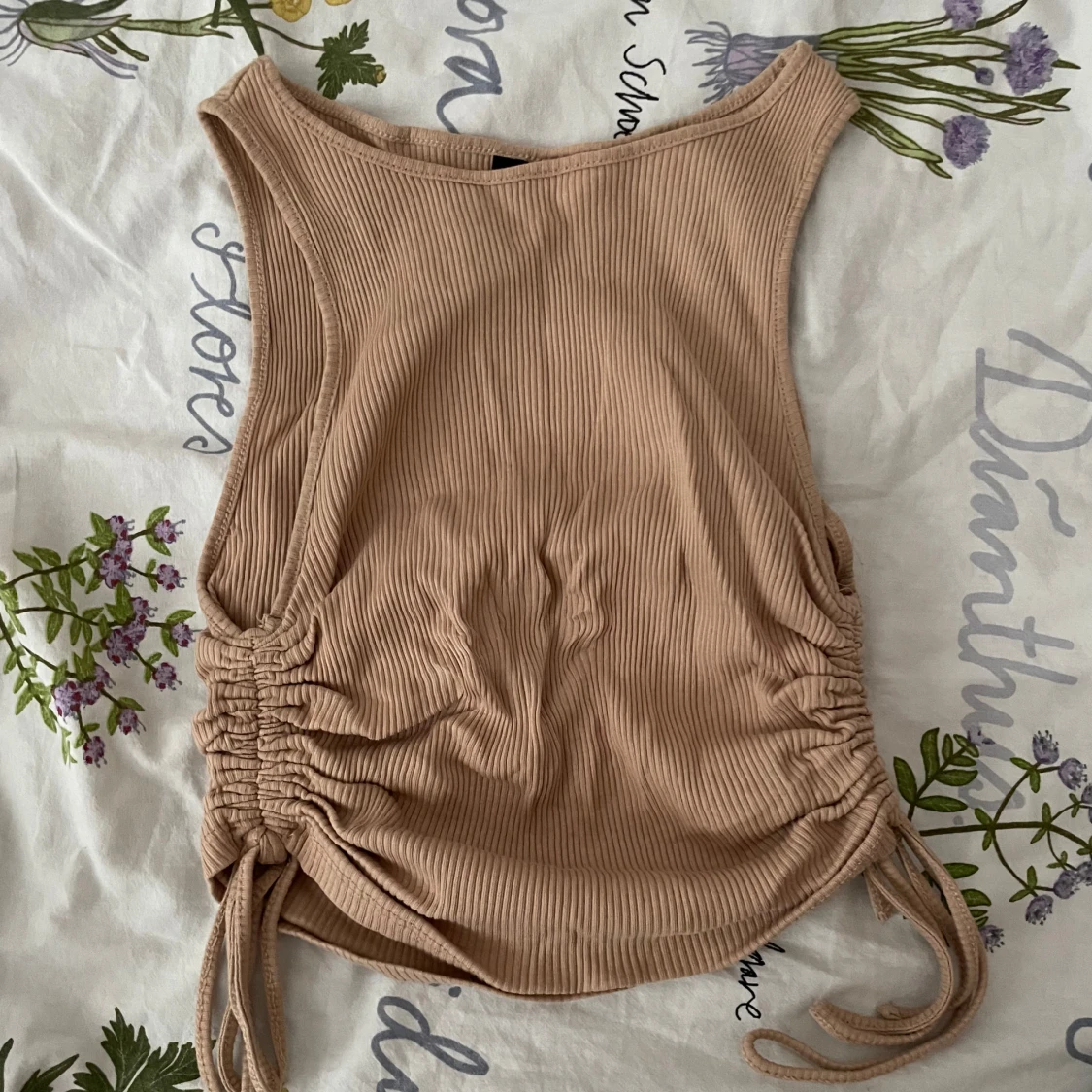 Beige ribbad linnetopp - 1