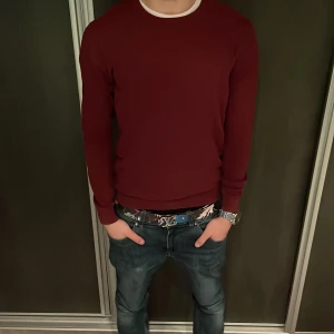 Vinröd tröja  - Riktigt fet vinröd tröja. Pris kan diskuteras.