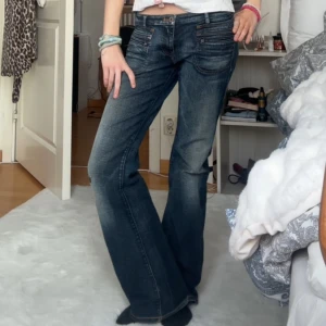 Blå jeans från Diesel - Säljer dessa sjukt snygga blå jeansen från diesel, dom är lågmidjade och bootcut. Super bra passform och passar till allt. Dom säljs ej längre. Dom är igen lappade på baksidan och på knät som man ser på bilderna, men absolut ingen man tänker på utan snarare en cool detalj, säljer då dom inte kommit till användning på senaste!❤️skriv för fler bilder eller frågor❤️pris kan även diskuteras❤️