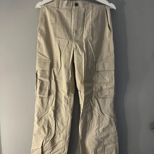 Beige cargobyxor - Snygga beige cargobyxor med fickor på sidorna. Lite skrynkliga nu men går lätt att stryka. Står varken märke eller storlek men skulle säga xs/s. Hör gärna av er vid frågor!