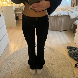 Svarta bootcut jeans - Säljer mina snygga svarta bootcut jeans som har låg midja, endast använda två gånger! 
