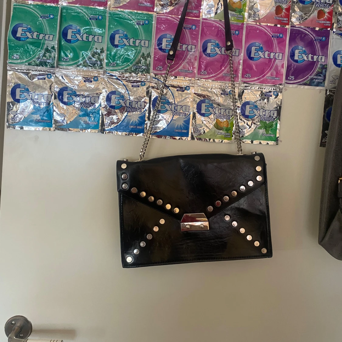 Svart axelväska med nitar