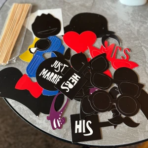 Ny! Roliga fotorekvisita för bröllop - Säljer ett set med roliga fotorekvisita för bröllop. Aldrig använda. Innehåller olika former och färger som glasögon, mustascher och skyltar med text som 'Just Married', 'His' och 'Hers'. Perfekt för att skapa minnesvärda foton på bröllopsfesten.