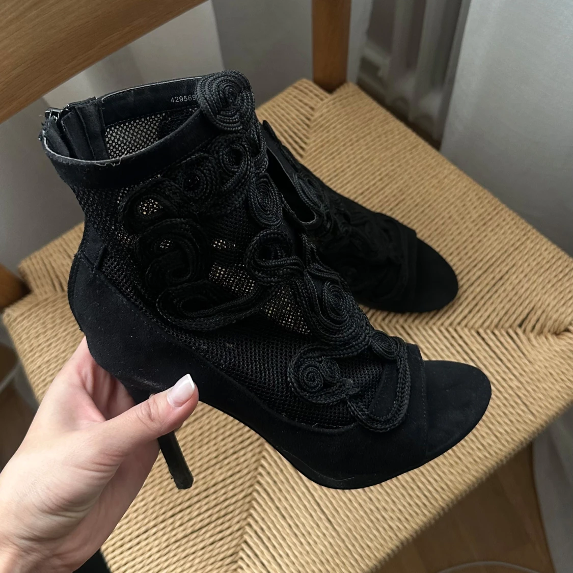 Svarta boots med spetsig tå