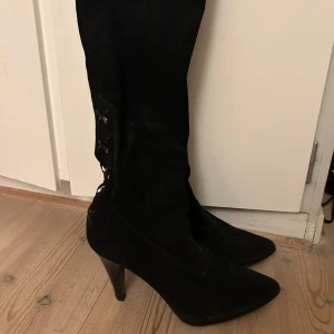 Snygga svarta klackskor! - Snygga svarta klackar med spetsig tå och klack. De har dekorativa snördetaljer på baksidan som ger en extra touch för en elegant look. Köpta på secondhand och aldrig använda av mig. Inget slitage. 