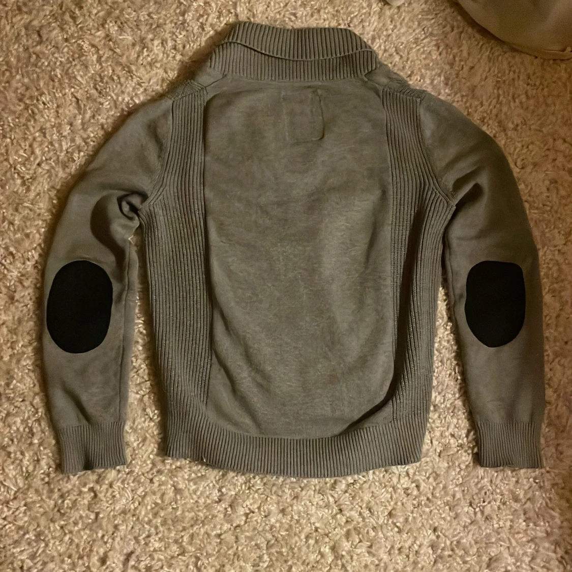 Grå kofta med knappar - 2