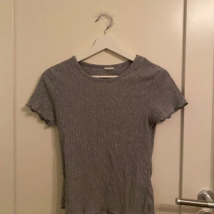 Pyjamas! - En jättefin grå ribbad pyjamas i jättebra skick. Säljer då den är för liten!