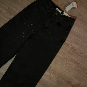 Svarta glittriga jeans från ONLY - Snygga svarta jeans från ONLY med glittriga detaljer. Jag älskar dem men jag har inget bra tillfälle att använde dem och de e ju synd att låta dem ligga i garderoben.  Dem e Alldrig använda och prislappar finns kvar. Kostade 630kr men släjer dem för 444kr. Jag e 173 och dem går hela vägen ner och lite till. 