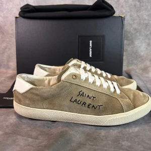 Saint laurent SL/06 courtclassic sneakers - Mycket fint skick | size 42 | Allt og medföljer | fraktar inom 24 timmar spårbart med postnord eller instabox |