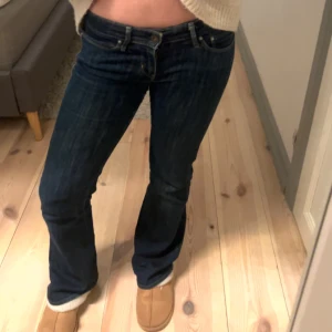 Mörkblå utsvängda jeans  - Säljer ett par vintage mörkblå jeans från Levis. De har ett 2 små hål mellan benen men inget som märks, utöver de inga defekter🩷26/32🩷🩷🩷🩷🩷