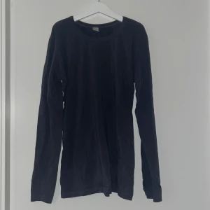 Mörkgrå långärmad tröja - Mörkgrå långärmad tröja. Rätt så tunn. 💕