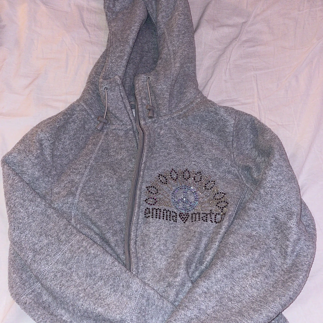 Grå hoodie från H&M med strassdetaljer - 1